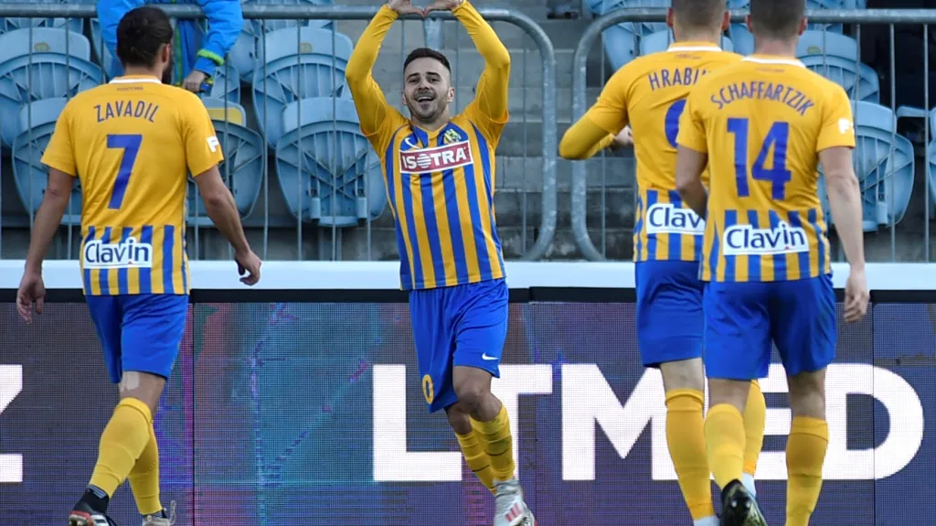 Karol Mondek z SFC Opava se raduje z gólu