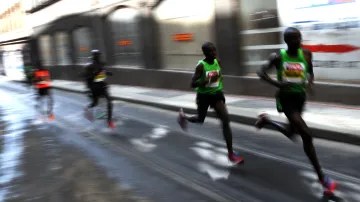 Běžci na trati Pražského půlmaratonu