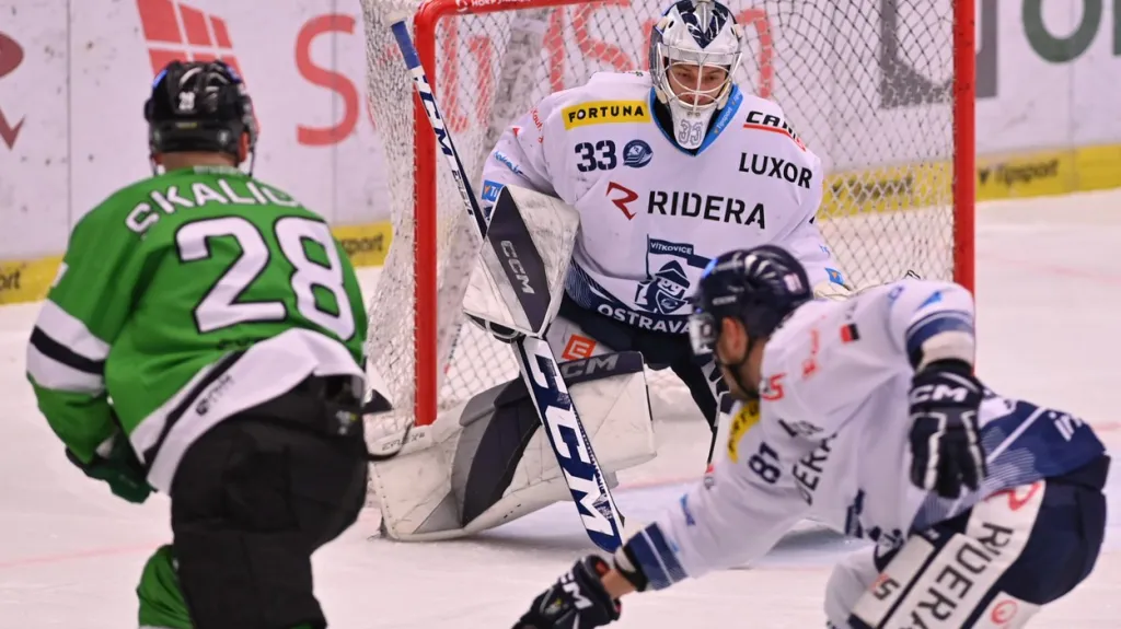 Mladoboleslavský Pavol Skalický posílá puk před branku vítkovického Lukáše Klimeše