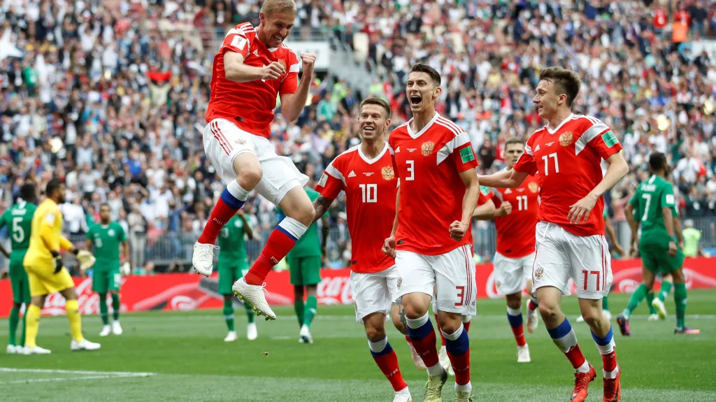 Jurij Gazinskij z Ruska se raduje z gólu v síti Saúdské Arábie