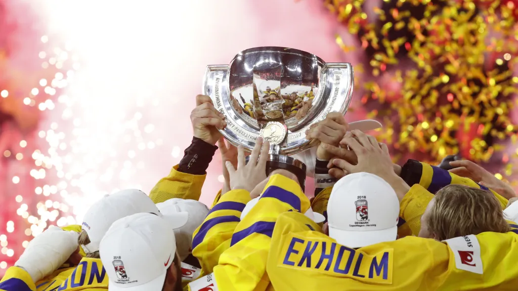 Švédští hokejisté s trofejí mistrů světa