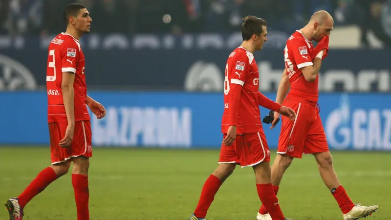 Latka odchází zklamán ze hřiště