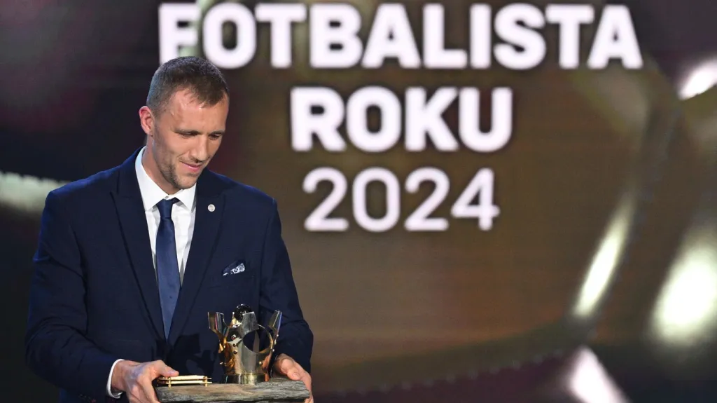 Fotbalista roku Tomáš Souček s trofejí