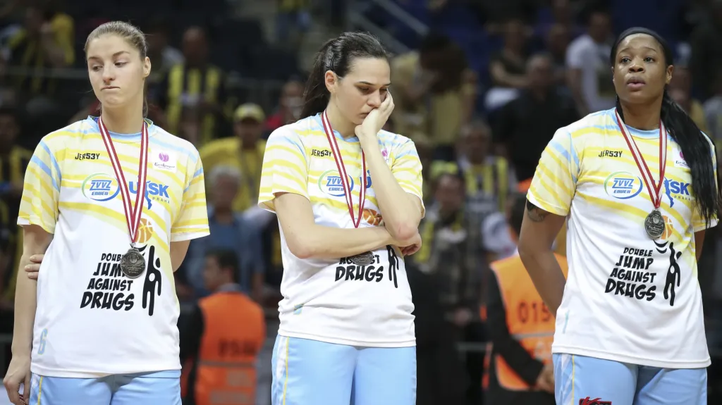 Kateřina Elhotová (vlevo) po prohraném zápase o třetí místo