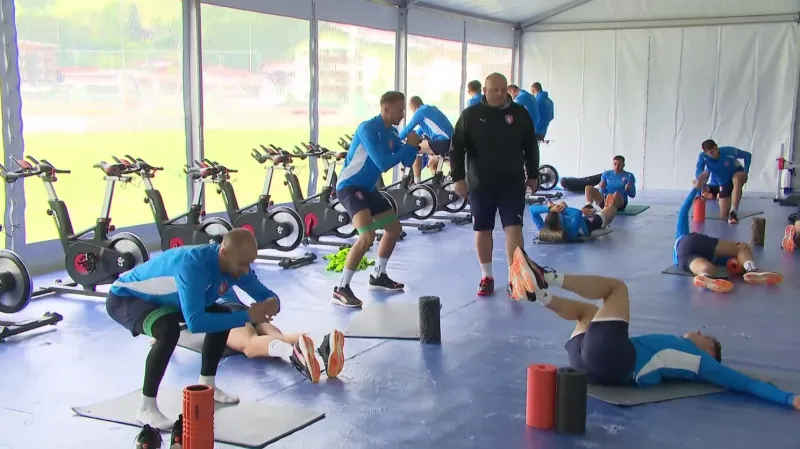 Fotbalisté mají v Rakousku k dispozici speciální tréninkový stan