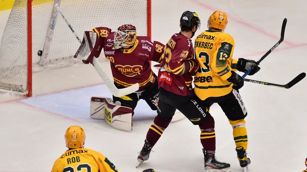 Jihlavský Maxim Žukov inkasuje proti Vsetínu