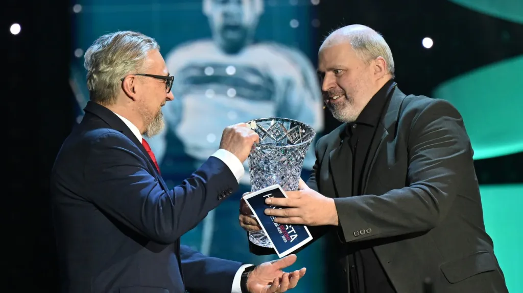 Trenér Zdeněk Moták a předávající redaktor Jiří Polák