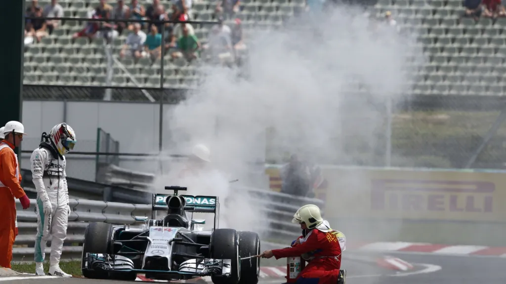 Lewis Hamilton sleduje svůj vůz