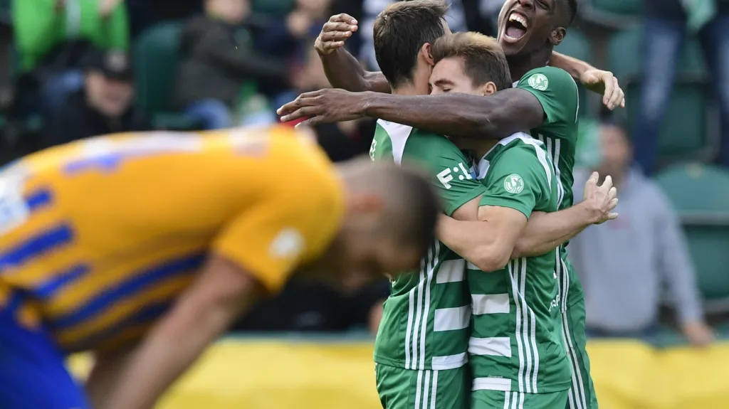 Fotbalisté Bohemians 1905 oslavují gól 