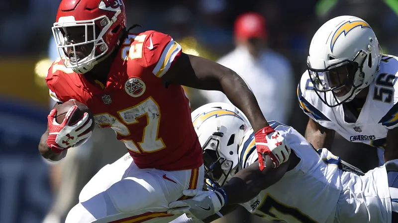 Kareem Hunt uniká obraně LA Chargers