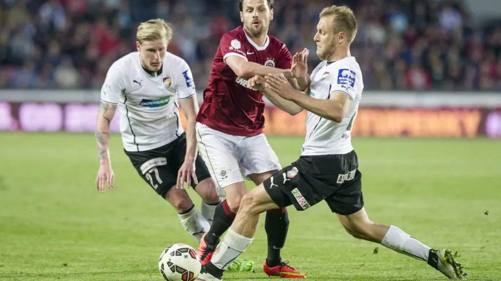 František Rajtoral a Daniel Kolář zastavují Marka Matějovského