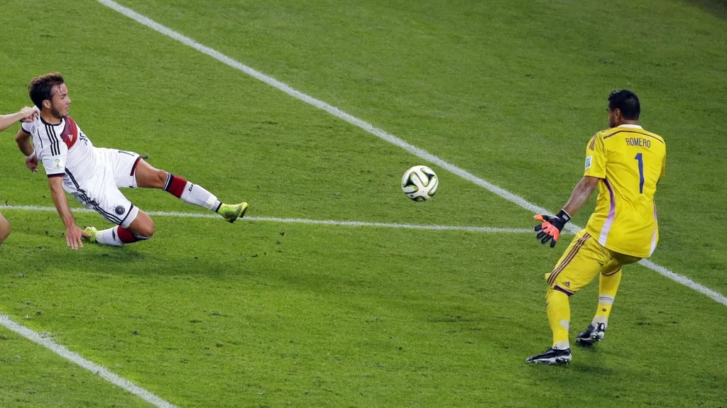 Mario Götze střílí rozhodující gól finále