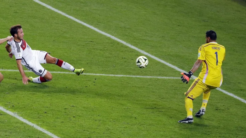 Mario Götze střílí rozhodující gól finále