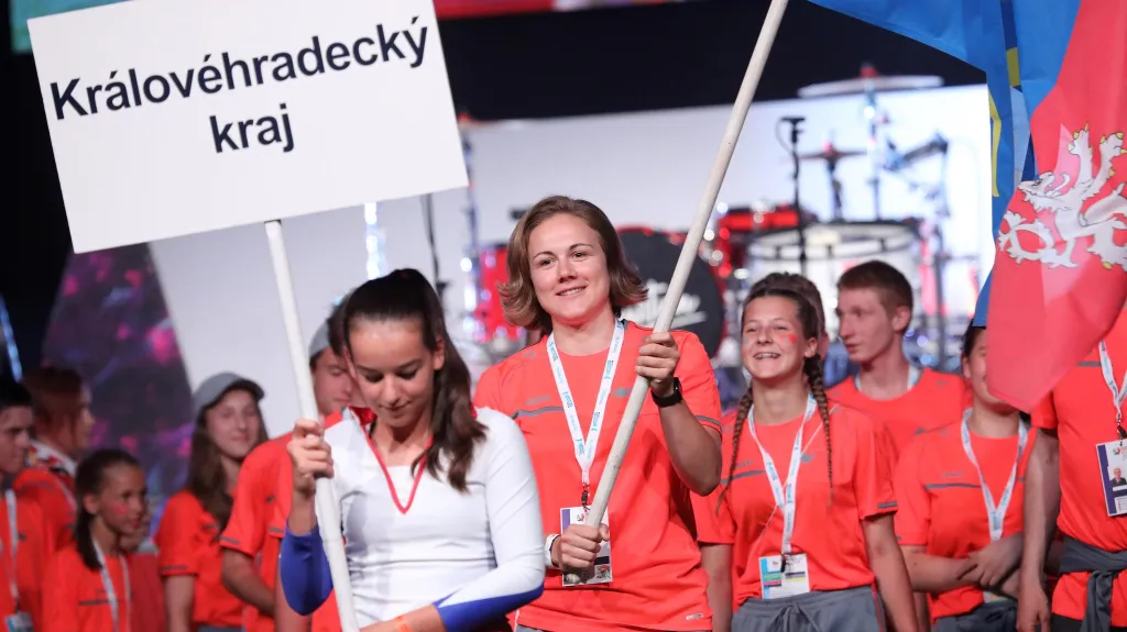 Karolína Erbanová při nástupu na Olympiádě dětí a mládeže