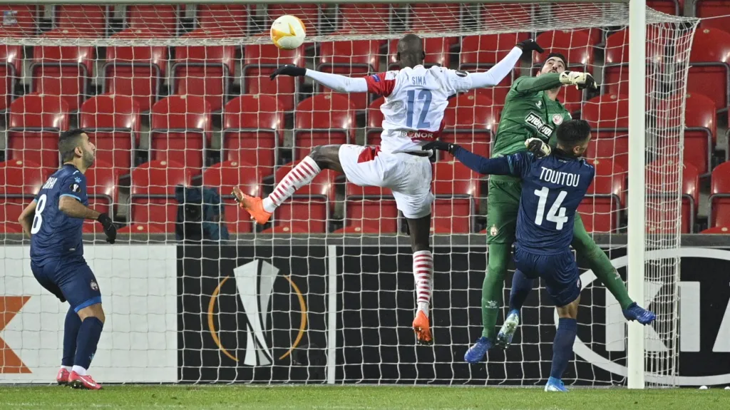 Abdallah Sima střílí gól v EL proti Hapoelu Beer Ševa