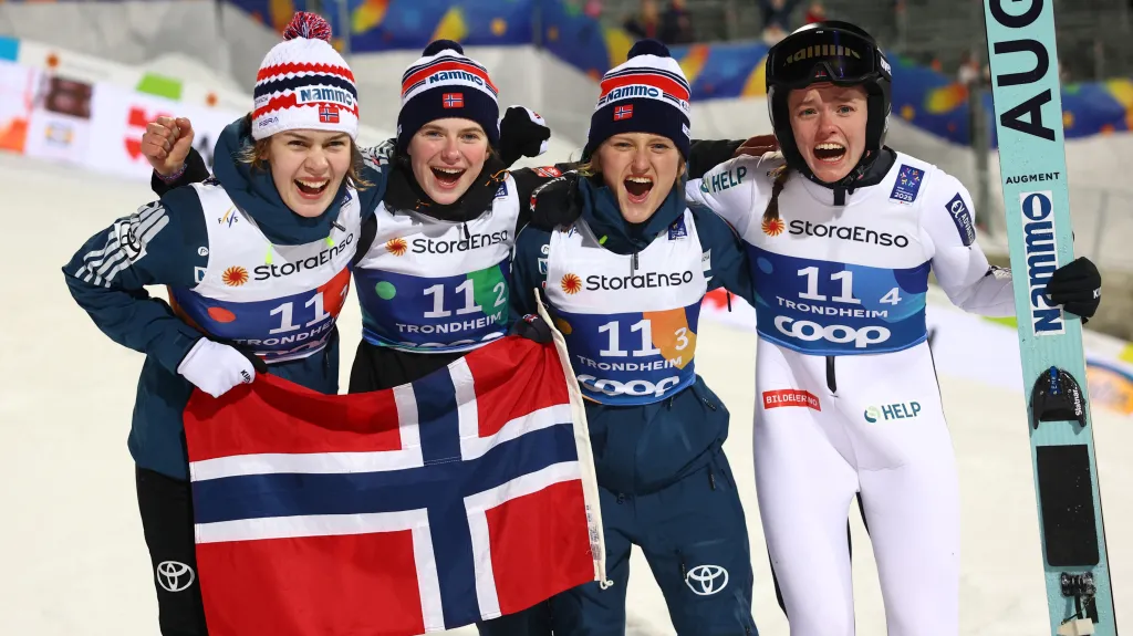 Norské skokanky se radují z vítězství na MS