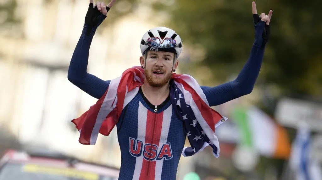 Quinn Simmons se raduje z vítězství na mistrovství světa v závodě juniorů