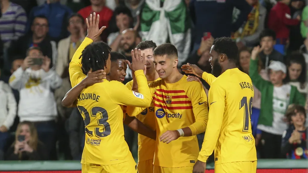 Fotbalisté FC Barcelona se radují z gólu v La Lize