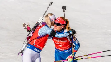 Gabriela Koukalová v objetí s Mari Laukkanenovou