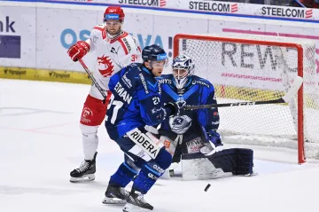 Vítkovický brankář Dominik Hrachovina čelí šanci Třince