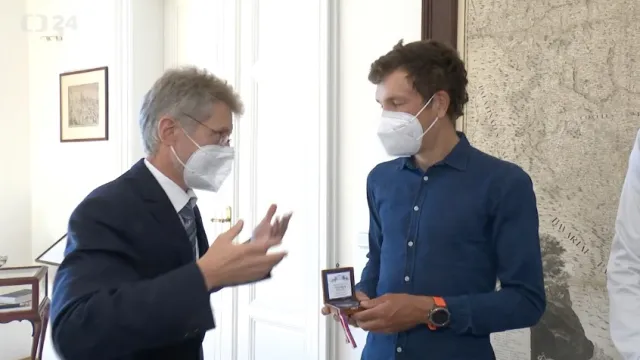 Vystrčil udělil sportovcům, kteří měli covid, stříbrné medaile