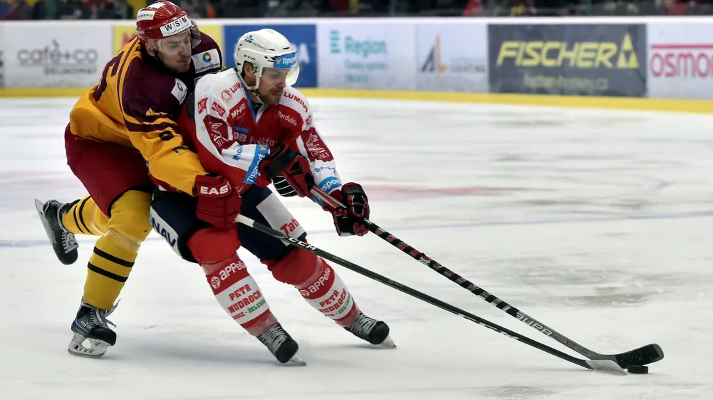 Tomáš Jiránek z Dukly Jihlava (vlevo) v souboji s pardubickým Rastislavem Špirkem