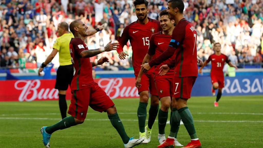 Fotbalisté Portugalska slaví gól