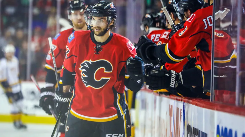 Michael Frolík se raduje se spoluhráči z Calgary ze vstřelené branky