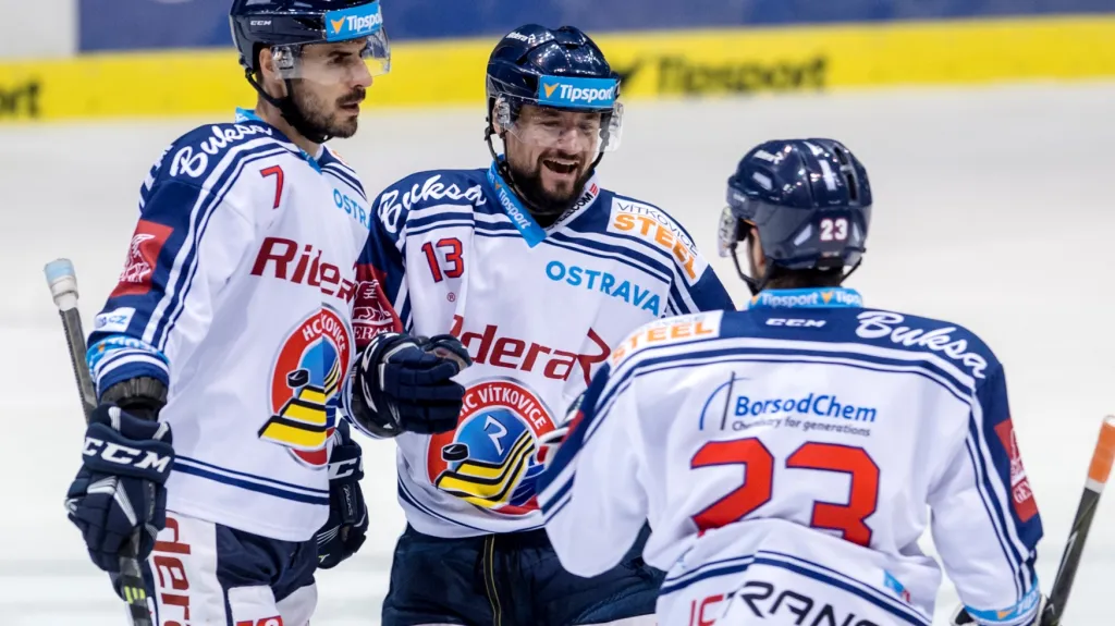 Hokejisté Vítkovic se radují ze vstřeleného gólu