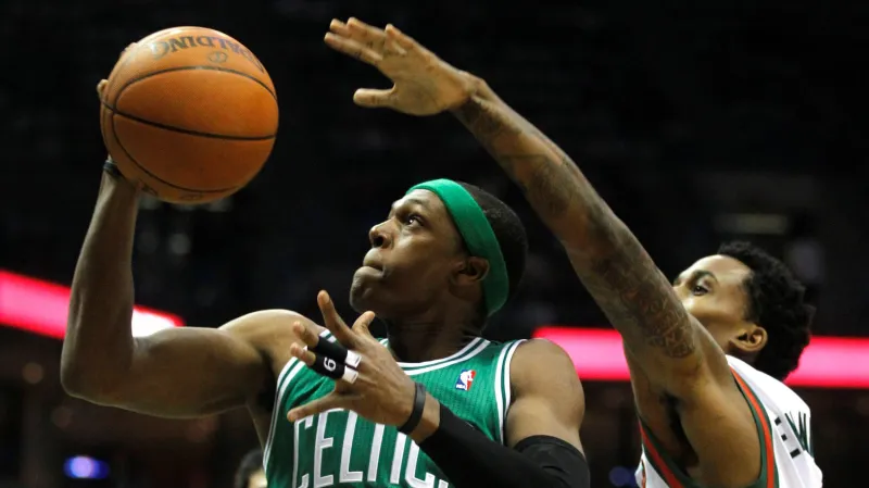 Rajon Rondo skóruje proti Milwaukee