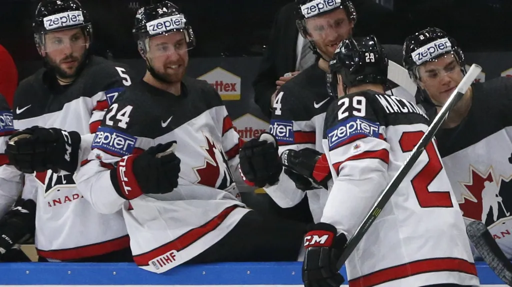 Nate Mackinnon se raduje z gólu se spoluhráči