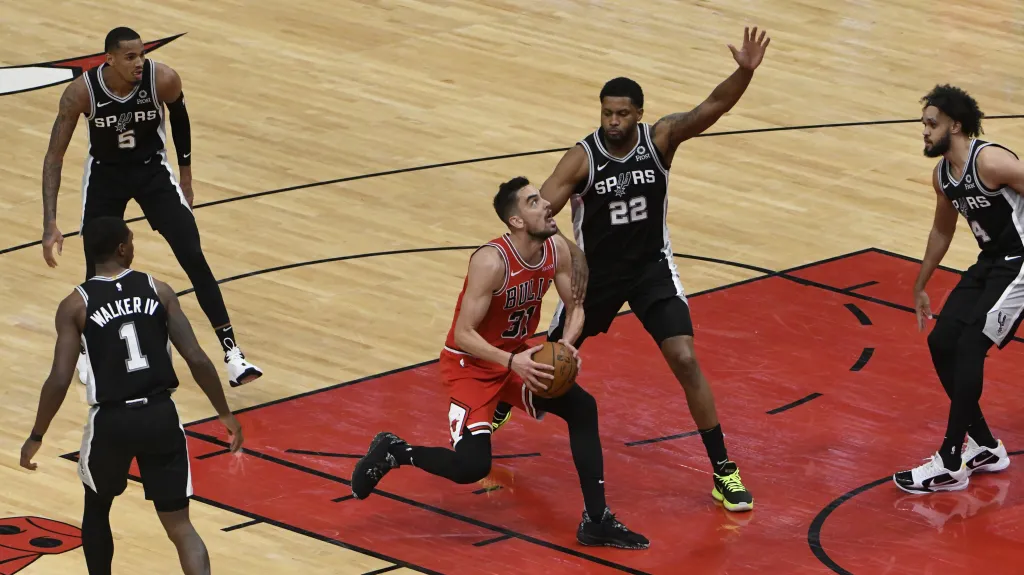 Tomáš Satoranský z Chicaga v nájezdu na koš