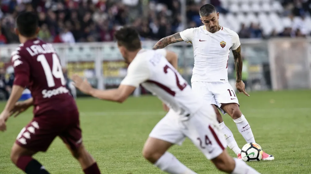 Aleksandar Kolarov střílí gól z přímého kopu v Turíně