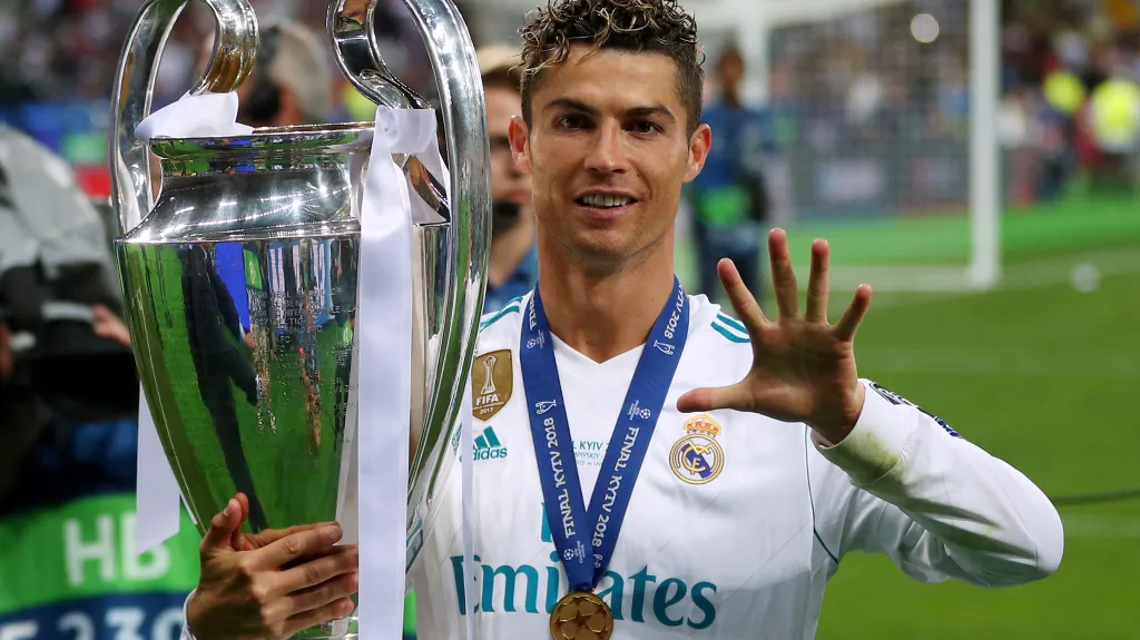 Cristiano Ronaldo s trofejí pro vítěze Ligy mistrů