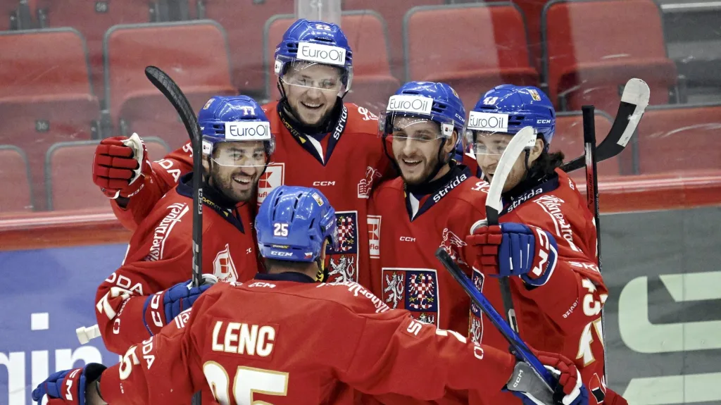 Radost českých hokejistů v utkání v čele s Jáchymem Kondelíkem proti Švýcarsku