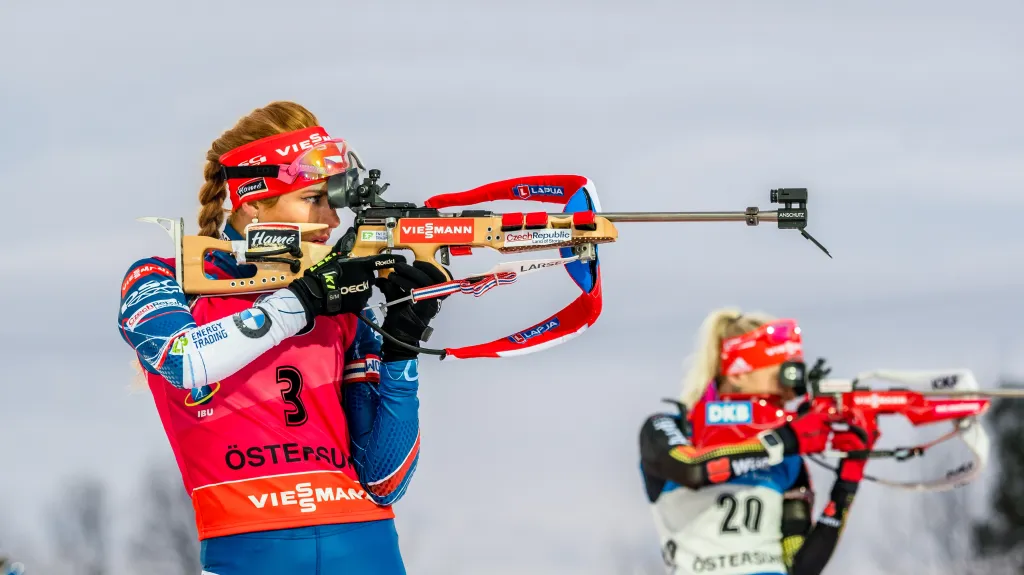 Gabriela Koukalová během stíhacího závodu v Östersundu