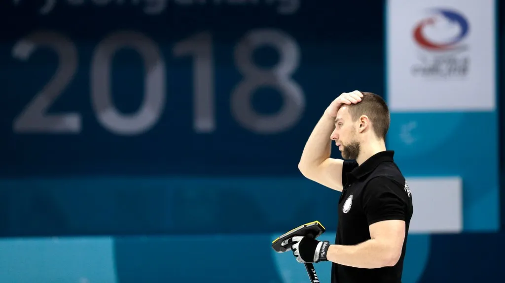 Ruský curler Alexandr Krušelnickij má problém