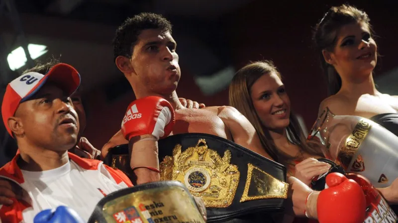 Miguel Velozo s pásem šampiona organizace WBF v lehkotěžké váze.