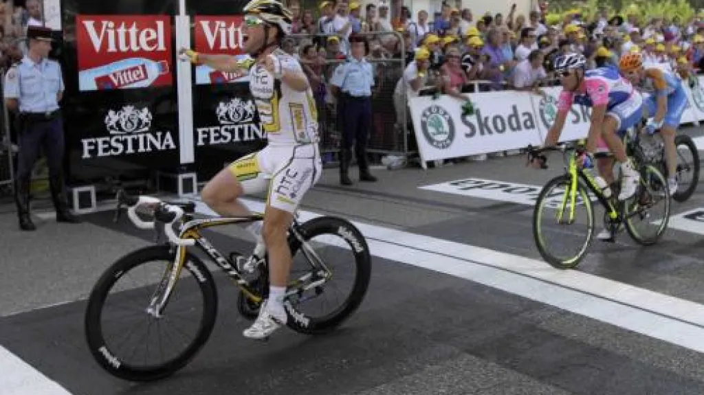 Mark Cavendish projíždí cílem 11. etapy Tour de France