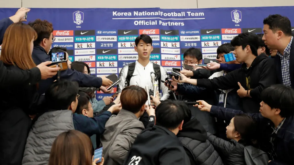 Jihokorejec Son Heung-min v obležení novinářů