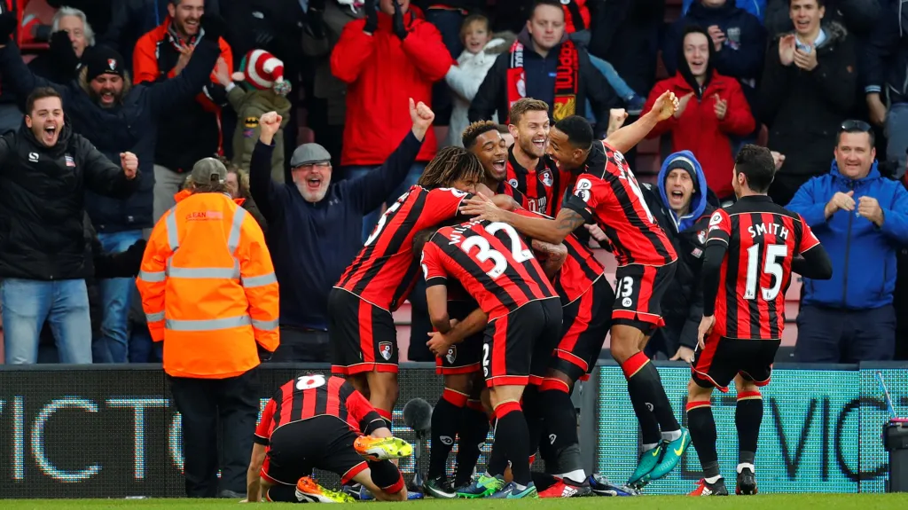 Fotbalisté Bournemouthu slaví vstřelený gól
