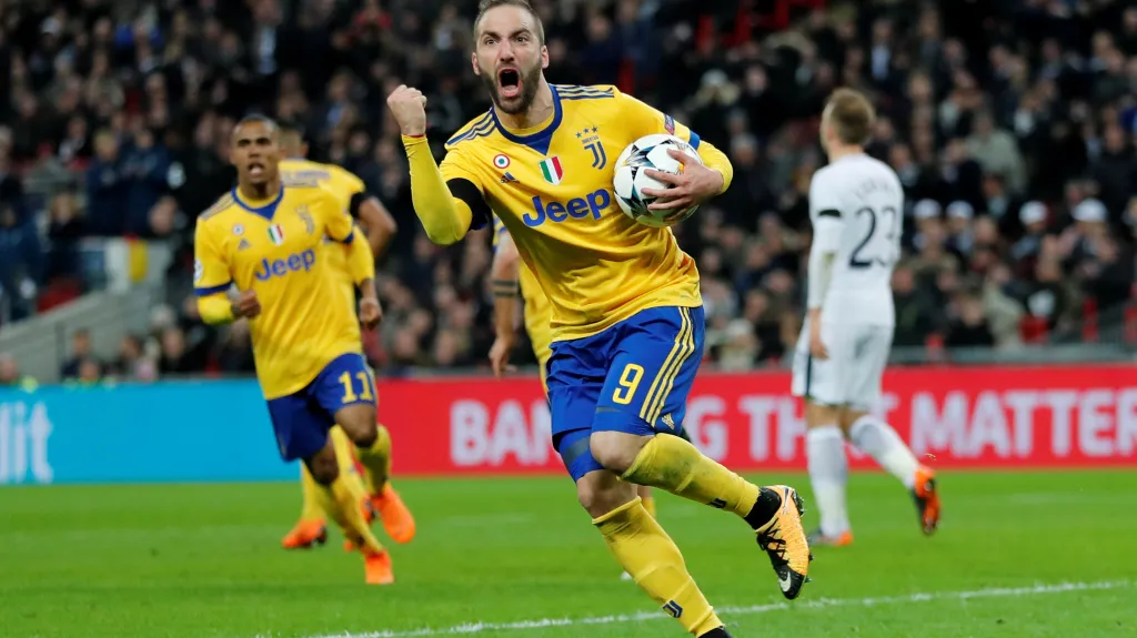 Gonzalo Higuaín oslavuje vstřelený gól proti Tottenhamu