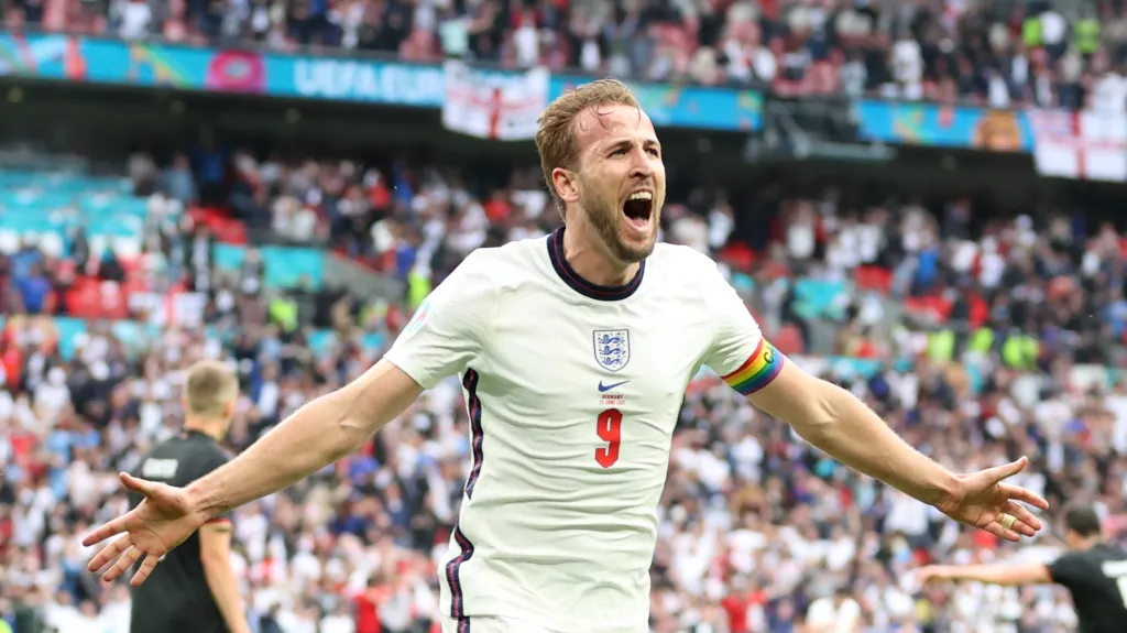 Angličan Harry Kane slaví gól v síti Německa