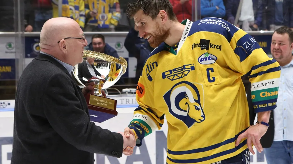 Bedřich Köhler přebírá trofej pro vítěze 1. ligy