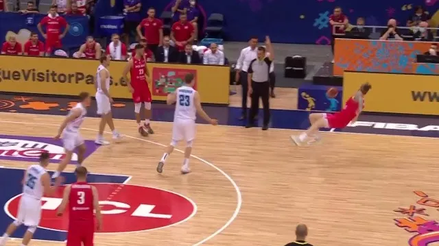 Finta a trojka i sebezničující přihrávka