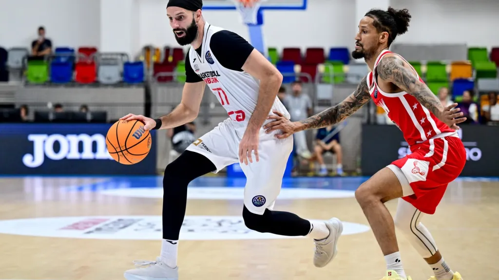 Vojtěch Hruban z Nymburka v akci v utkání Ligy mistrů proti Chalonu