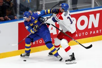 Michal Moravčík v souboji s Patricem Hörnqvistem