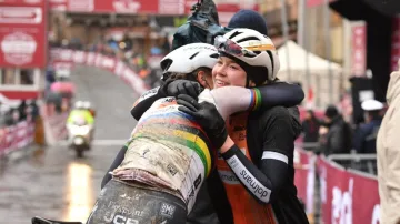 Anna van der Breggenová v objetí s Chantal Blaakovou