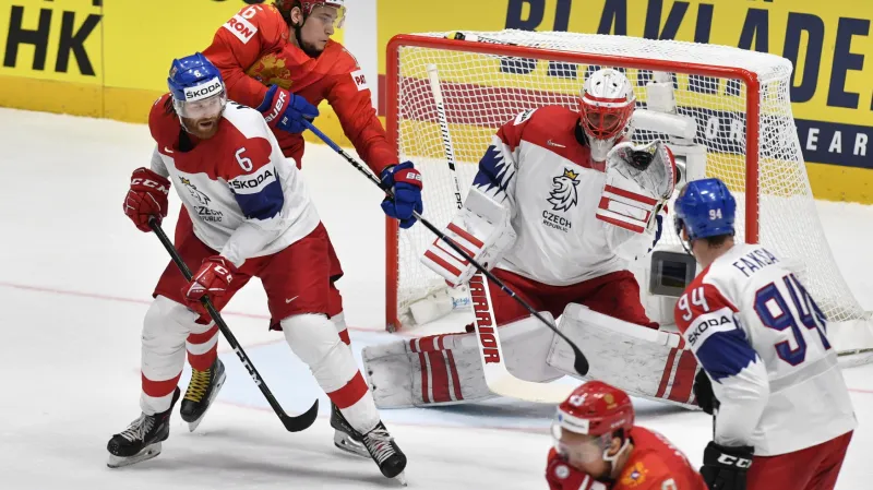 David Musil v souboji před brankářem Šimonem Hrubcem v duelu s Rusy