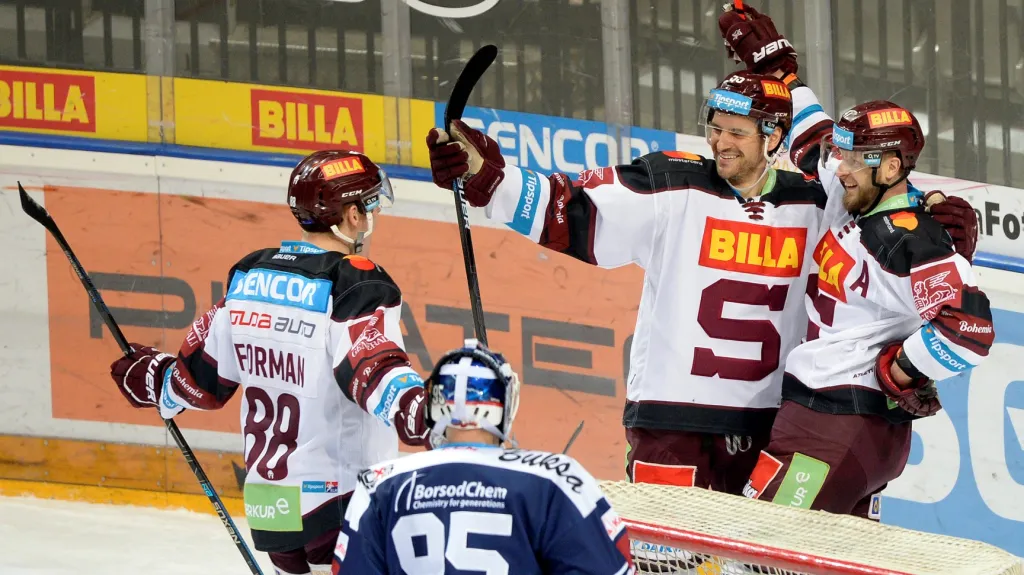 Jan Buchtele se raduje se spoluhráči